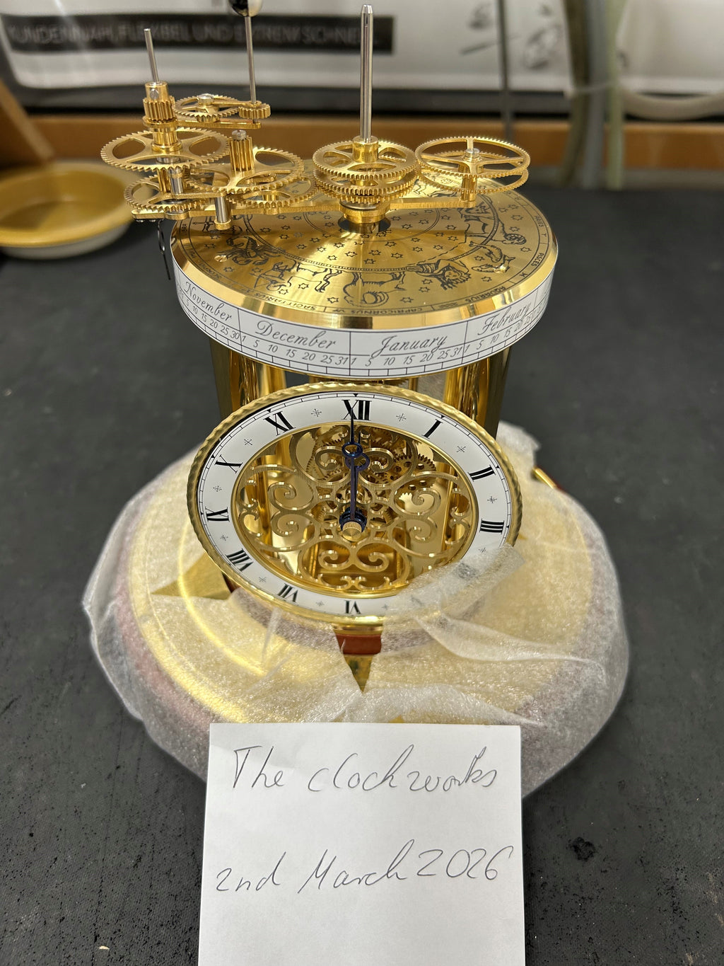 Hermle アストロラビウム 天体時計 – 入荷時の実物写真、星座盤・カレンダーリング・歯車機構のクローズアップ
