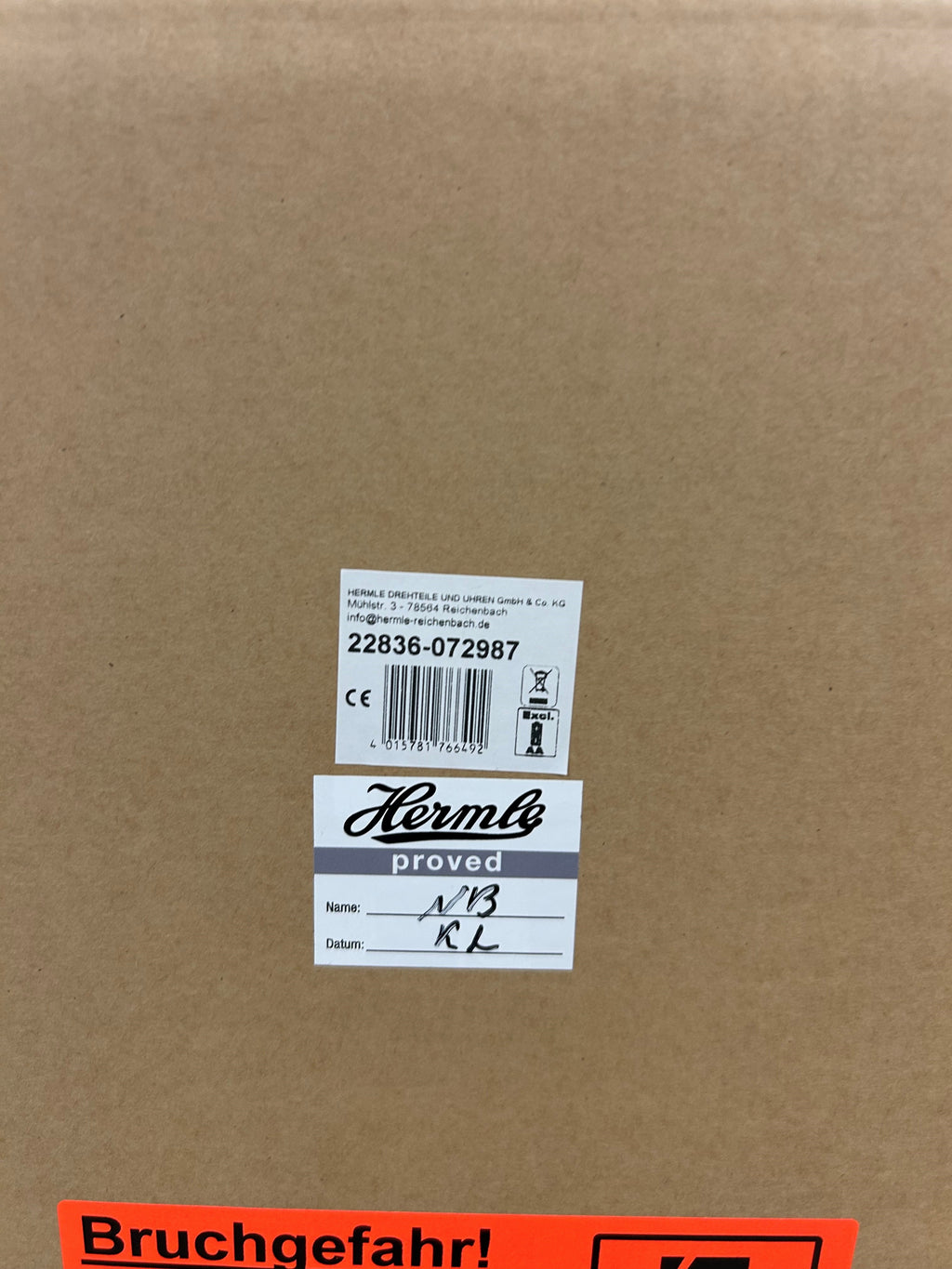 Hermle 外箱ラベルクローズアップ – バーコード・モデル番号22836-072987・Hermle proved品質検査済みシール
